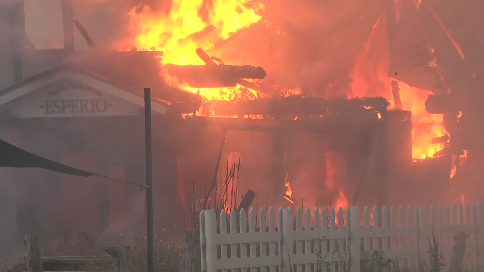 店の内部が全焼
