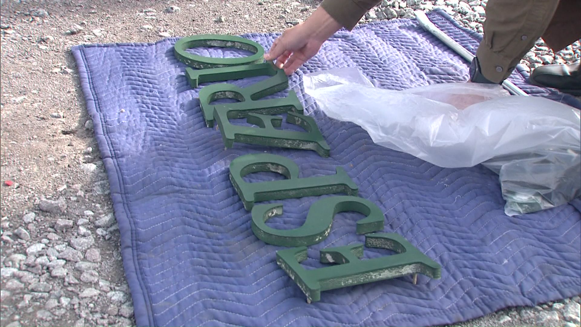 復活のもう一つの象徴はほぼ無傷で残っていた