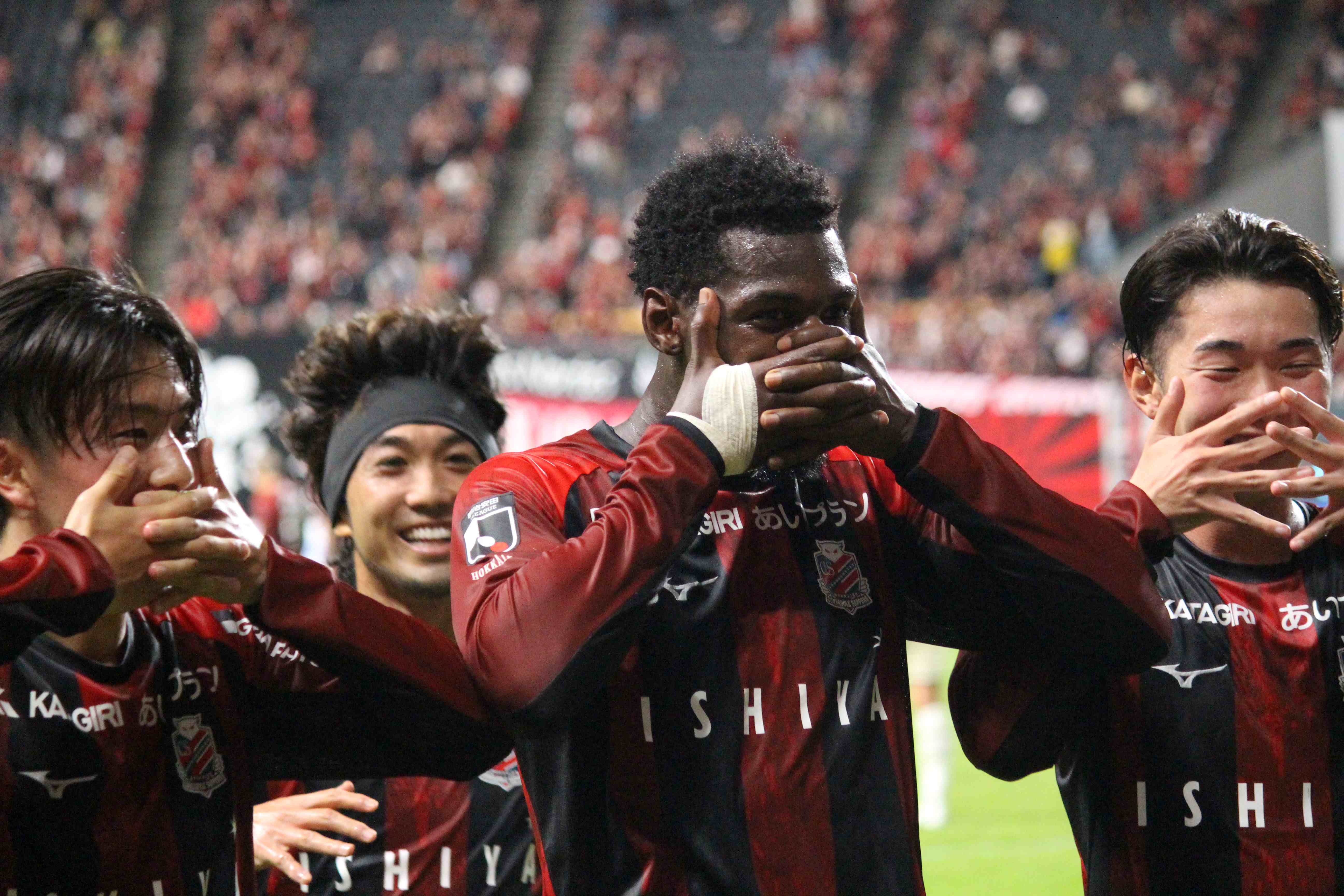 決勝ゴールを決め、パフォーマンスを見せるアマドゥ・バカヨコ選手