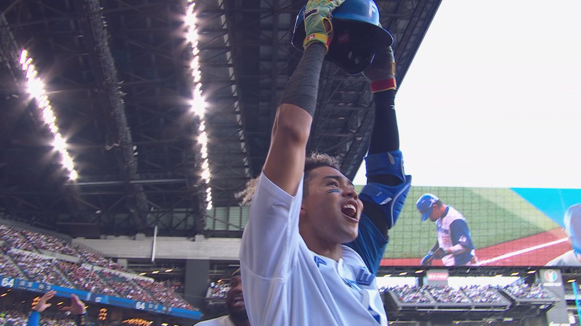 ベンチで雄叫びを上げる水谷瞬選手