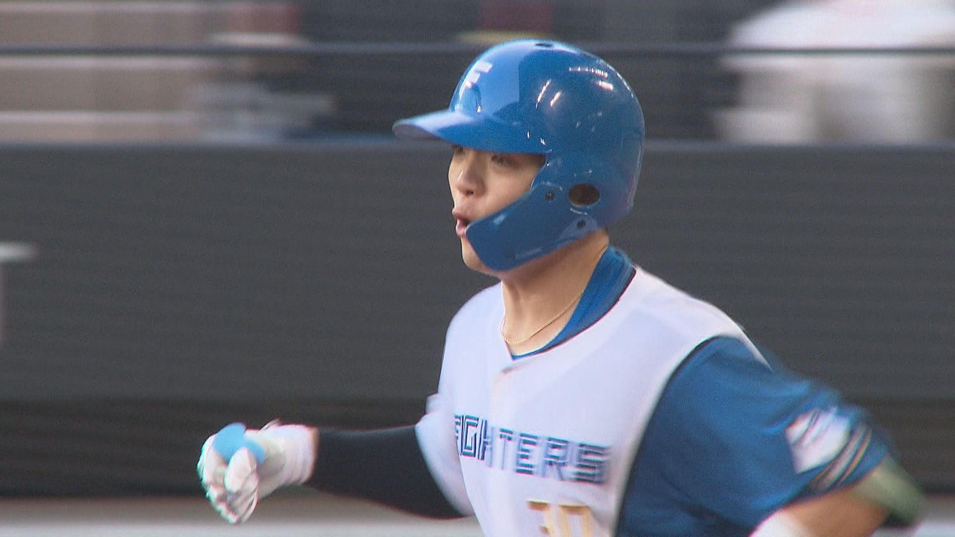 ガッツポーズでダイヤモンドを回る郡司裕也選手