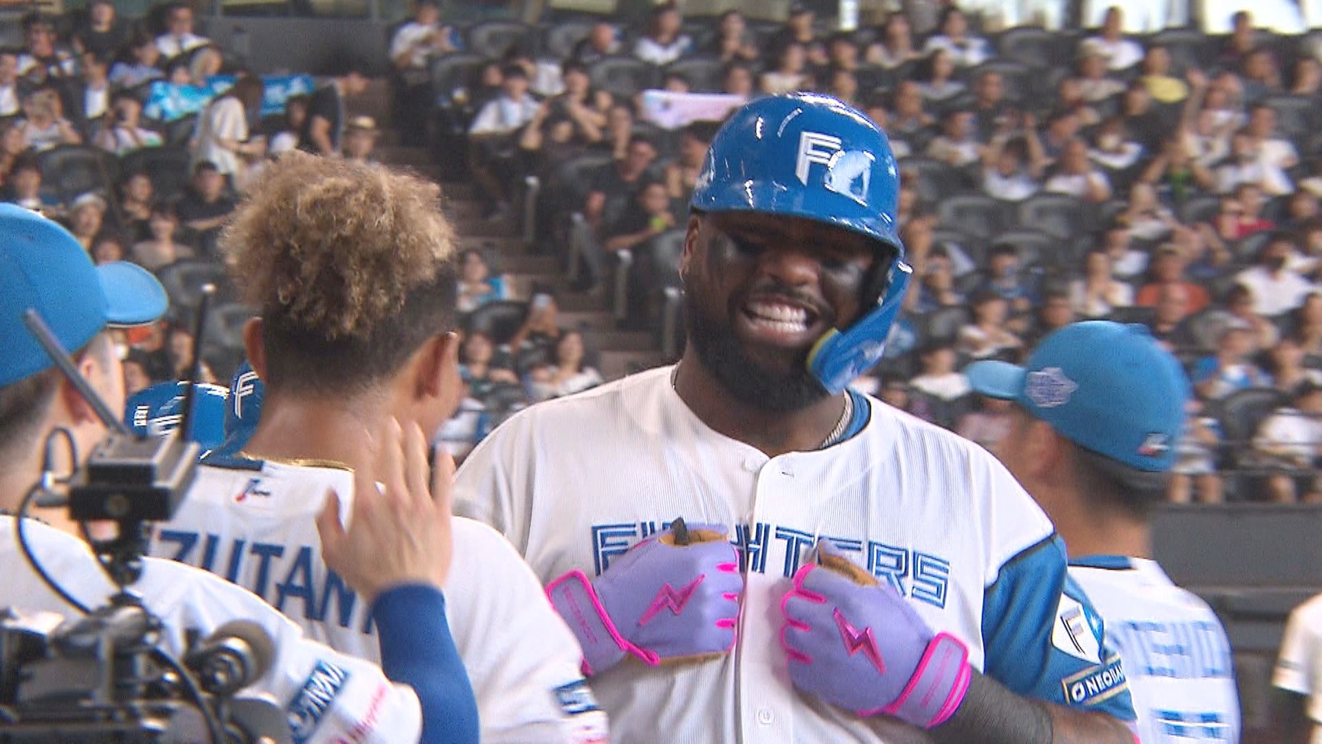 グランドスラムを放つ レイエス選手