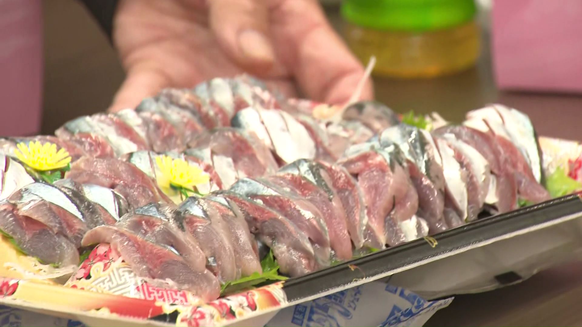 サンマの刺身が振舞われた