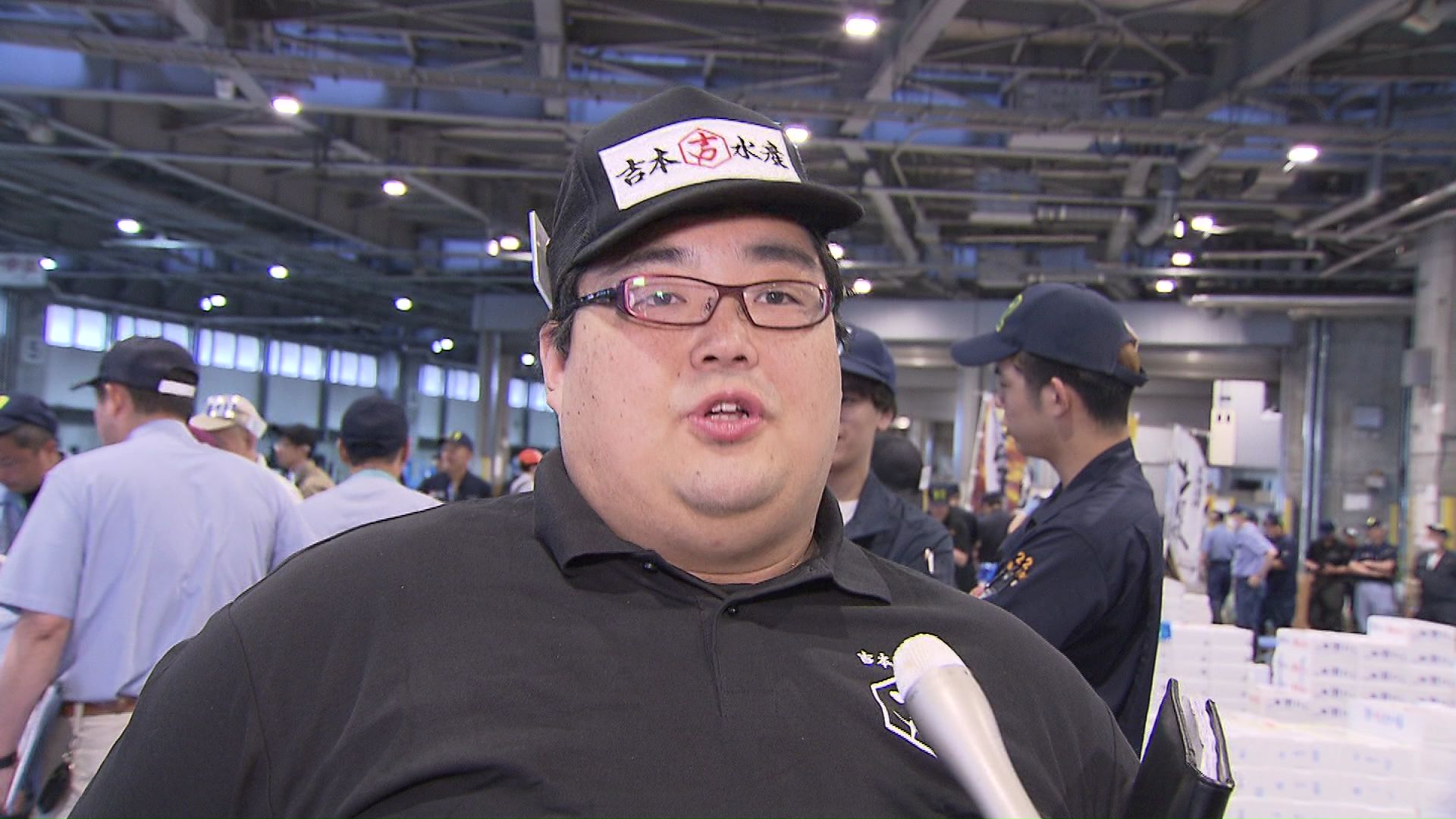 サンマを競り落とした吉本水産 東城哲也さん