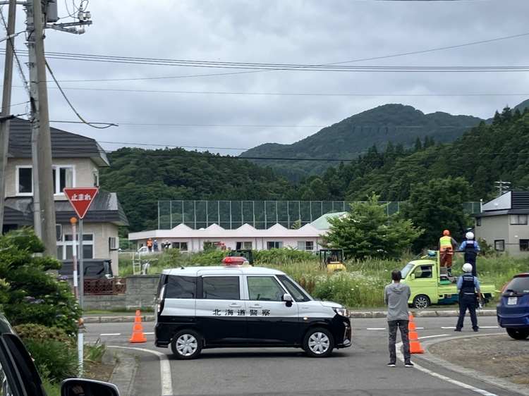 男性が襲われ引きずり込まれた笹やぶ