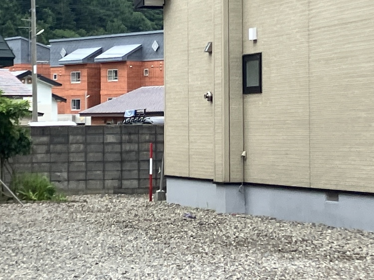 新聞配達中の男性はこの場所でクマに襲われ藪まで引きずりこまれたという