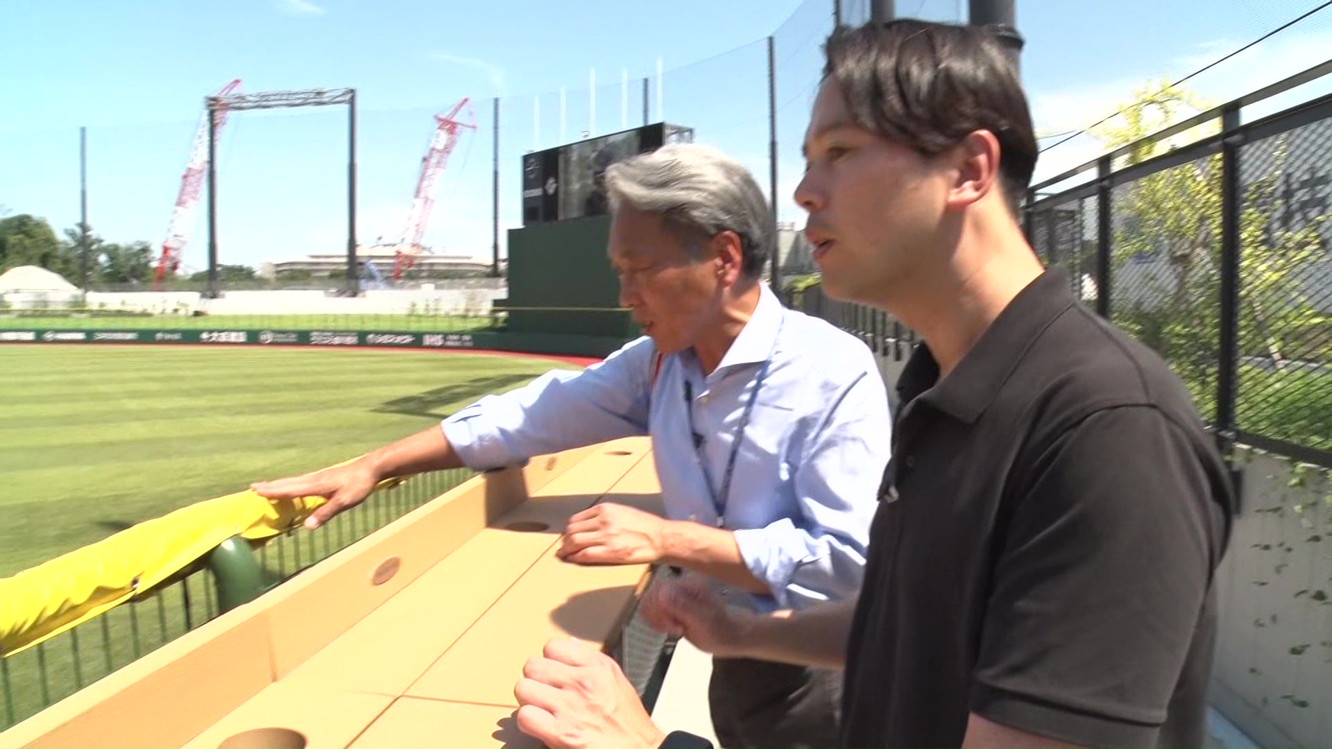 外野の立ち見席はライトのすぐそば