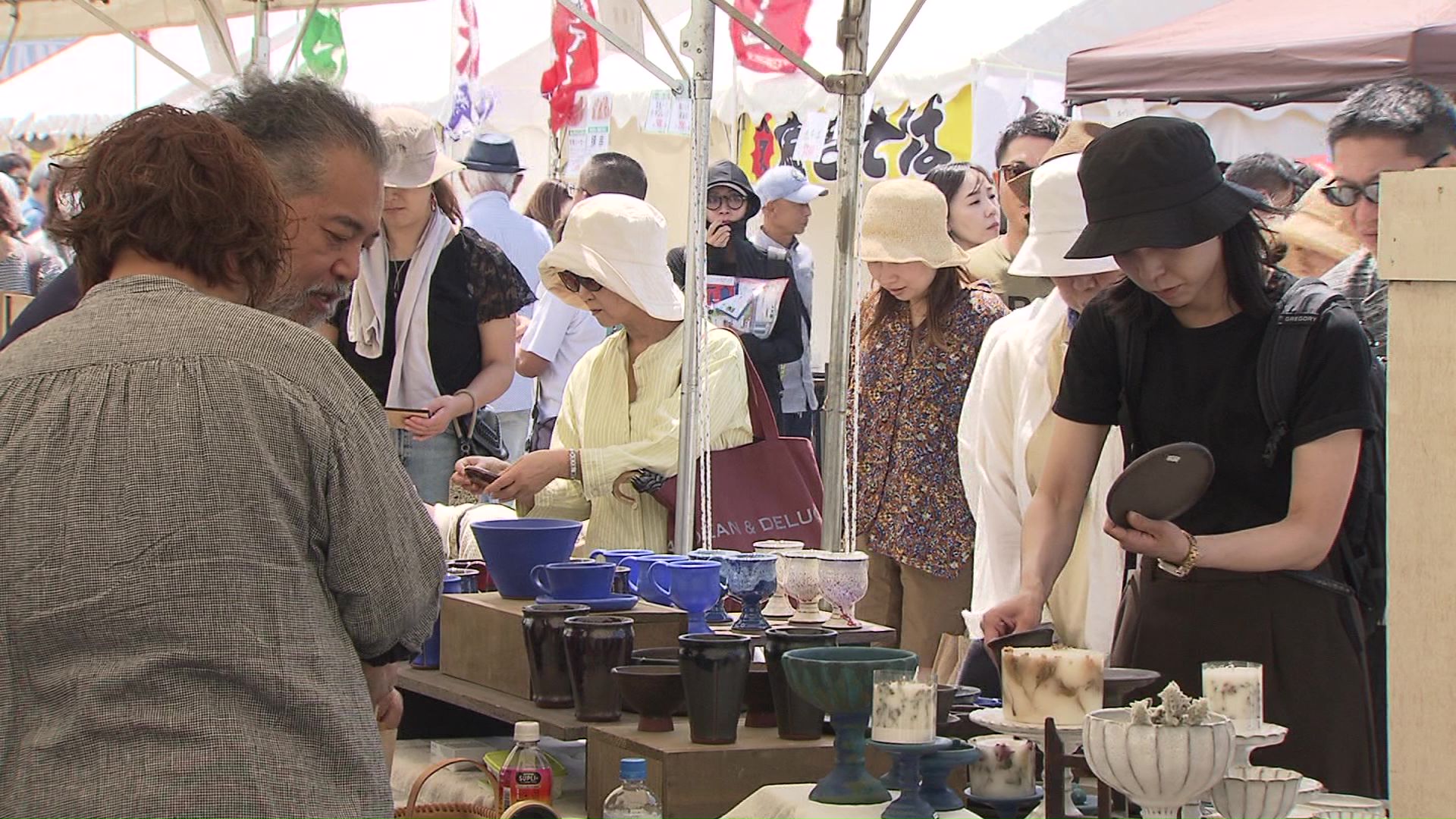 大勢の人が集まる江別やきもの市