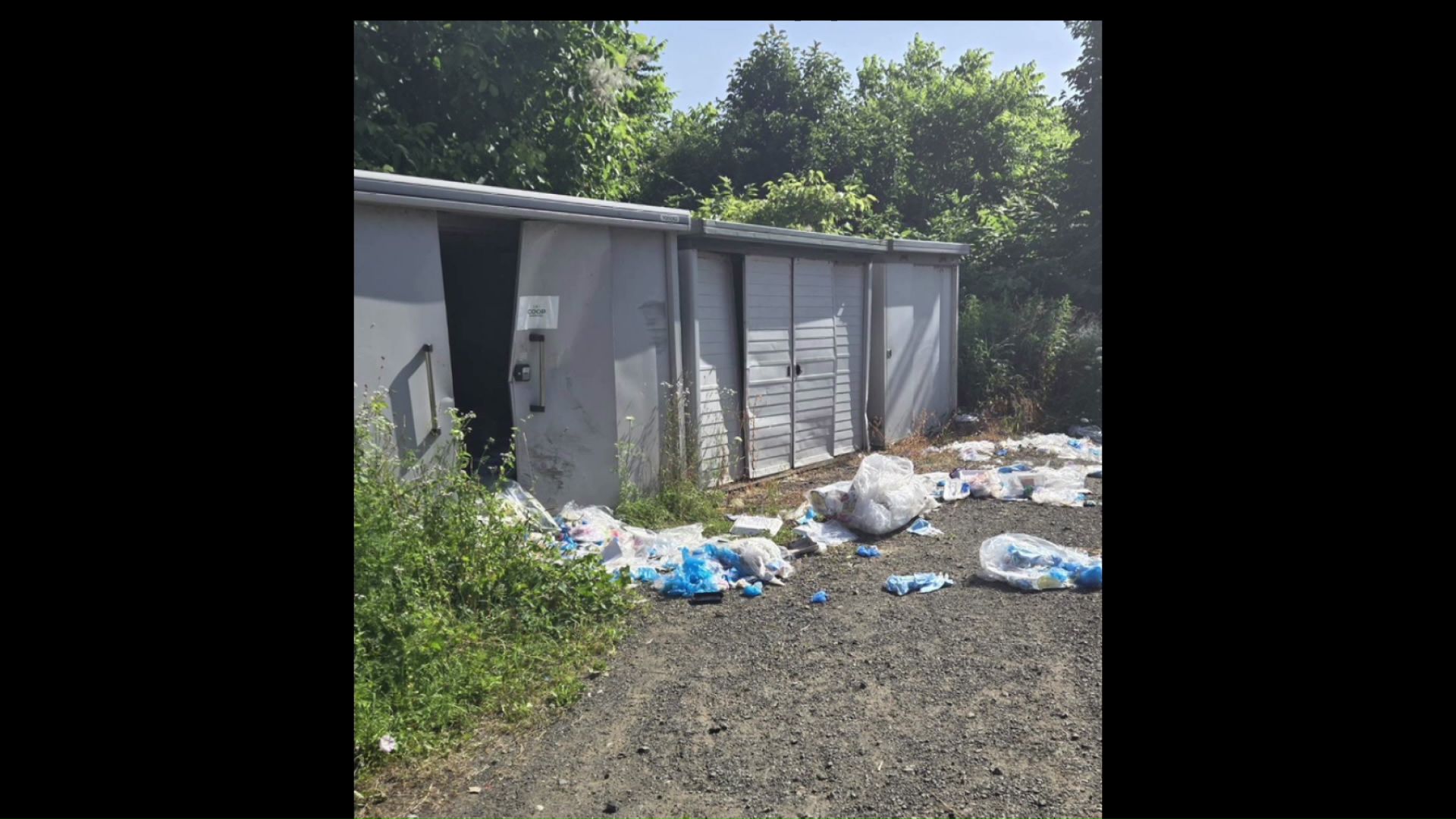 扉が破壊され中の生ごみが散乱(撮影:視聴者)