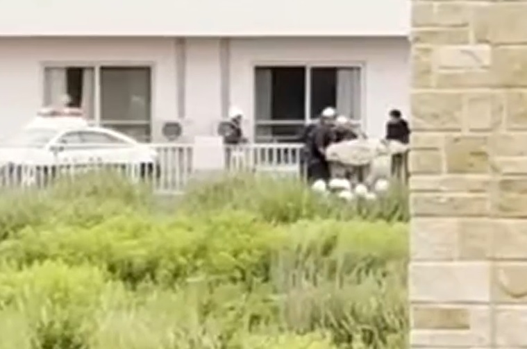 男性は笹やぶまで100m近く引きずられた(撮影:視聴者)