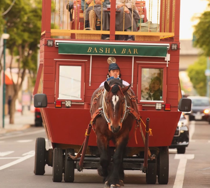 帯広の夜をめぐる「馬車ＢＡＲ」ツアーを2019年から始めた