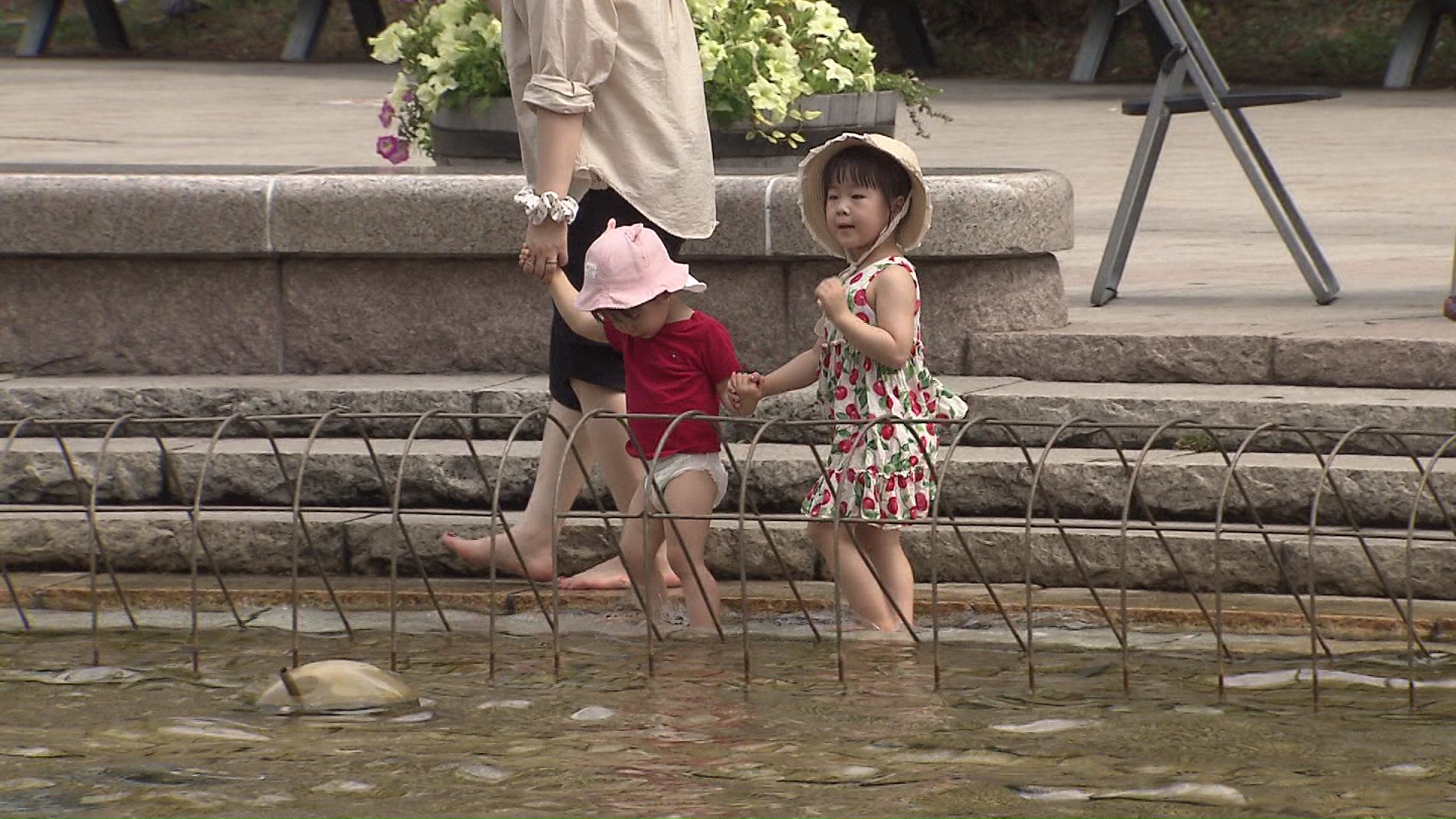 水遊びをする子どもたち