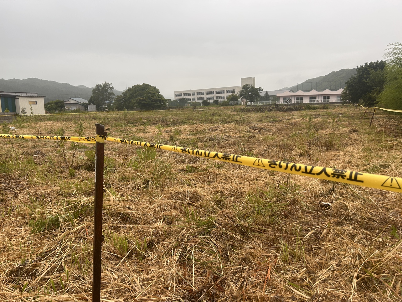 男性は100mも引きずられ草むらの中で遺体でみつかった