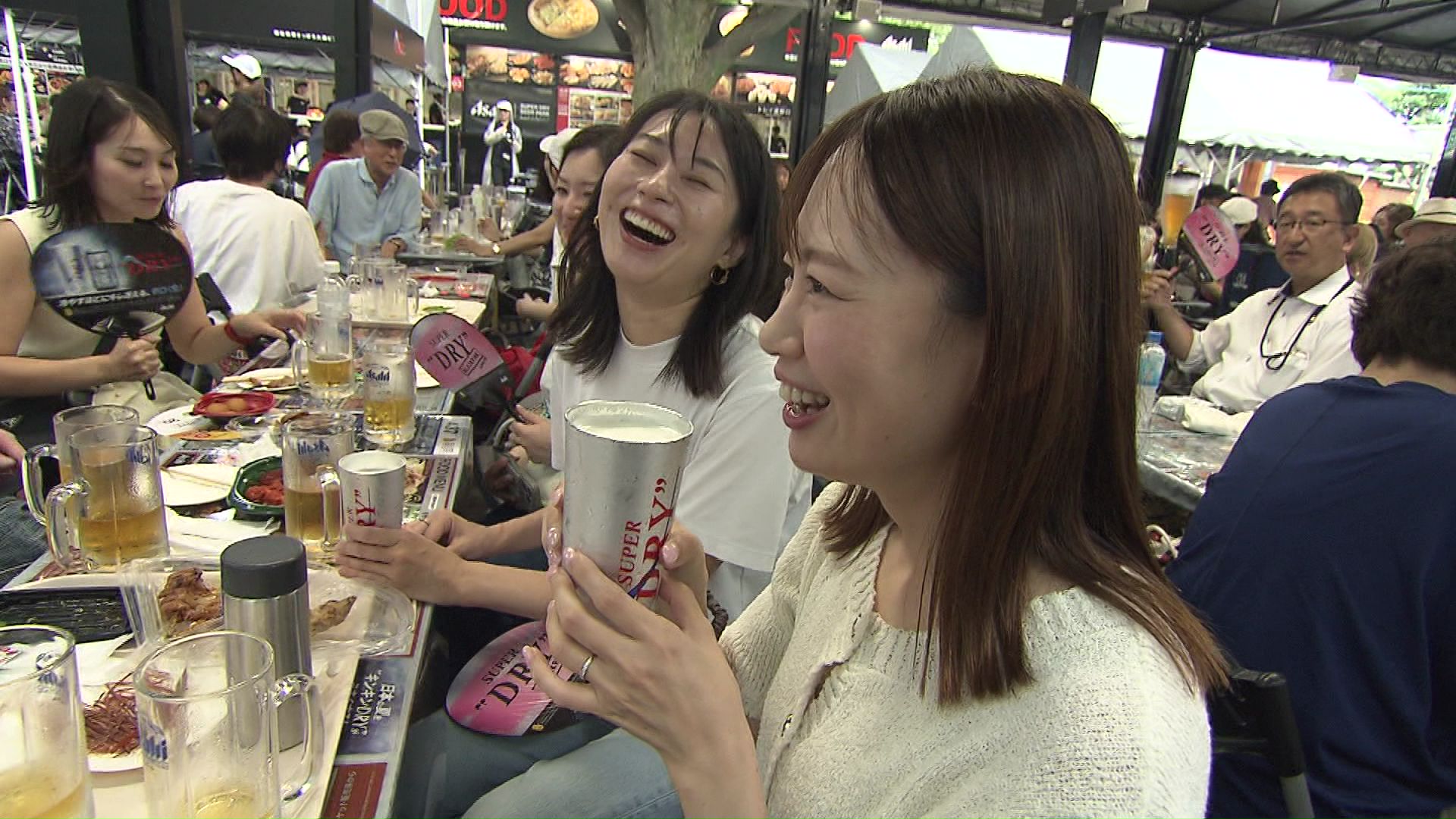 キンキンに冷えたビールを味わう様子