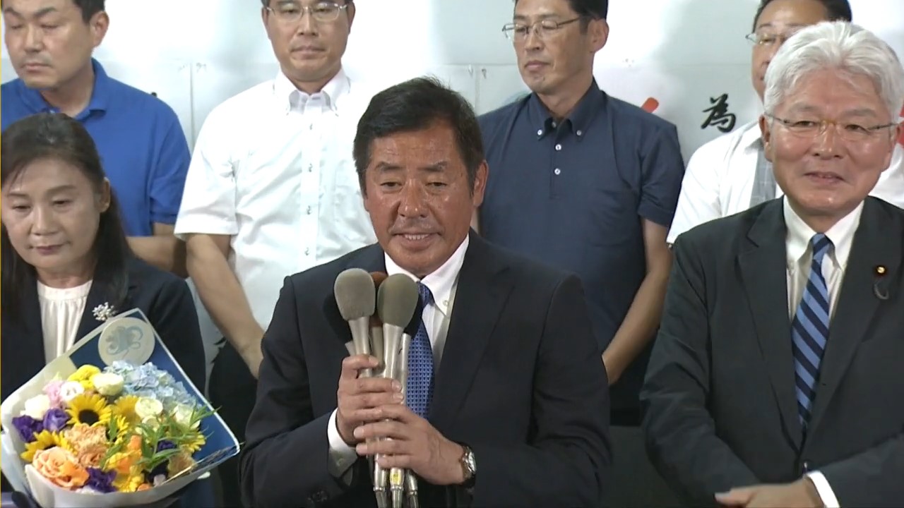 支持者らに感謝の意を伝える勝部賢志氏