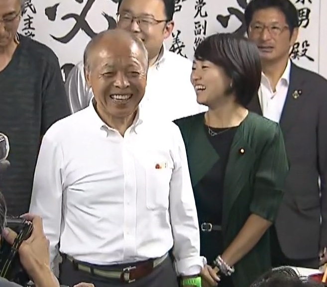 改めて会見を開きバンザイした宗男氏(21日正午すぎ)