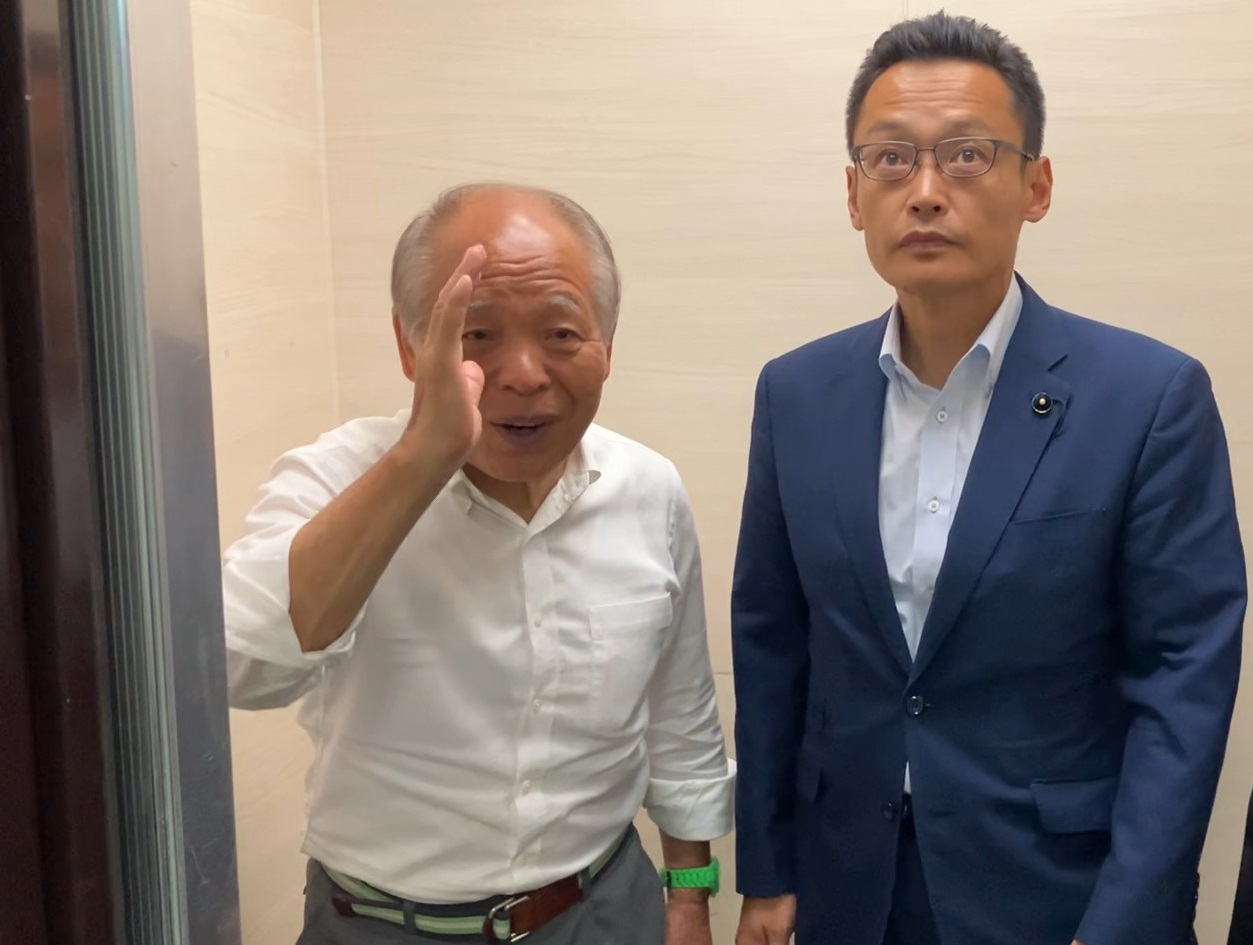 一時は「引退表明」した宗男氏（21日午前4時すぎ）