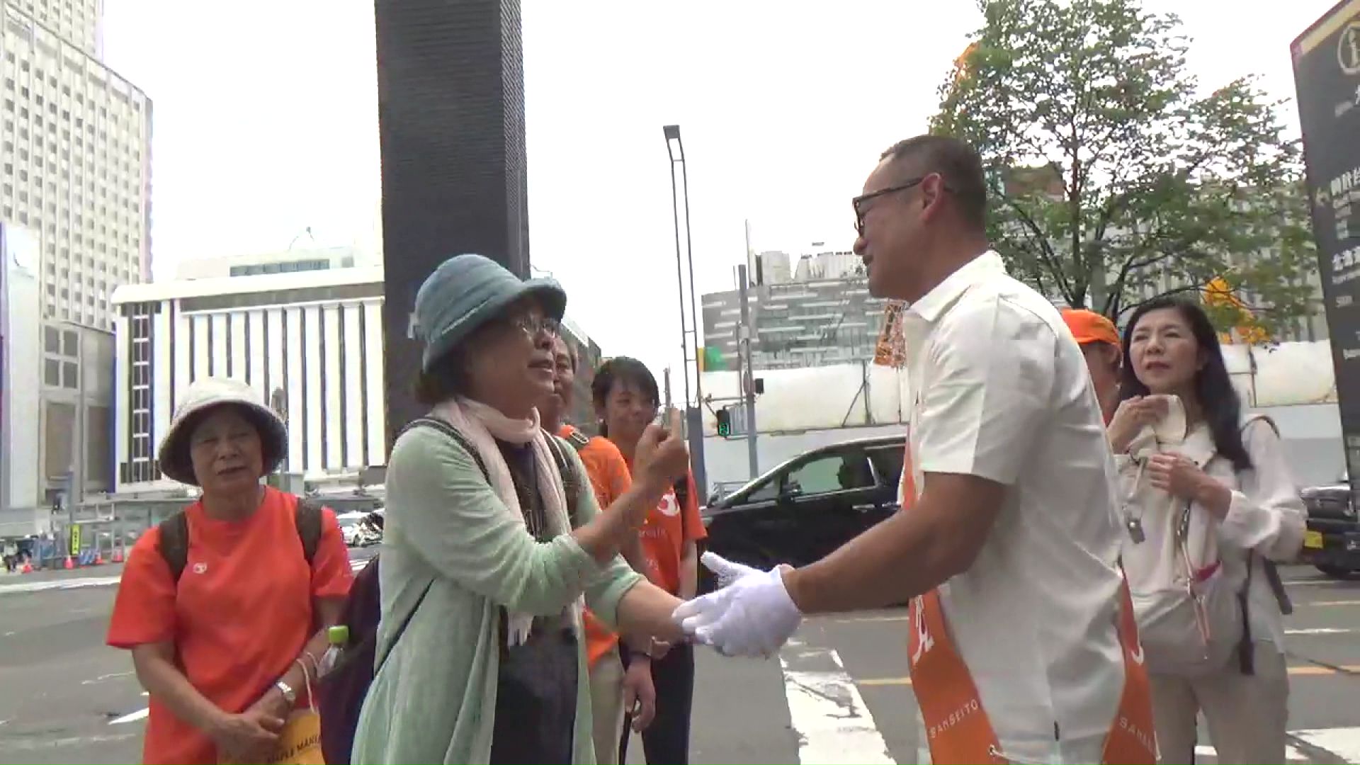 街頭で支援へのお礼を述べ再起を誓った