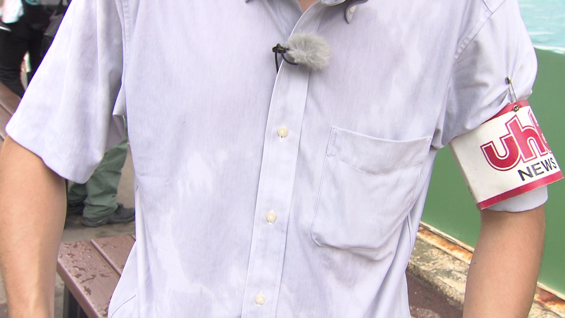 記者の服もびしょびしょに