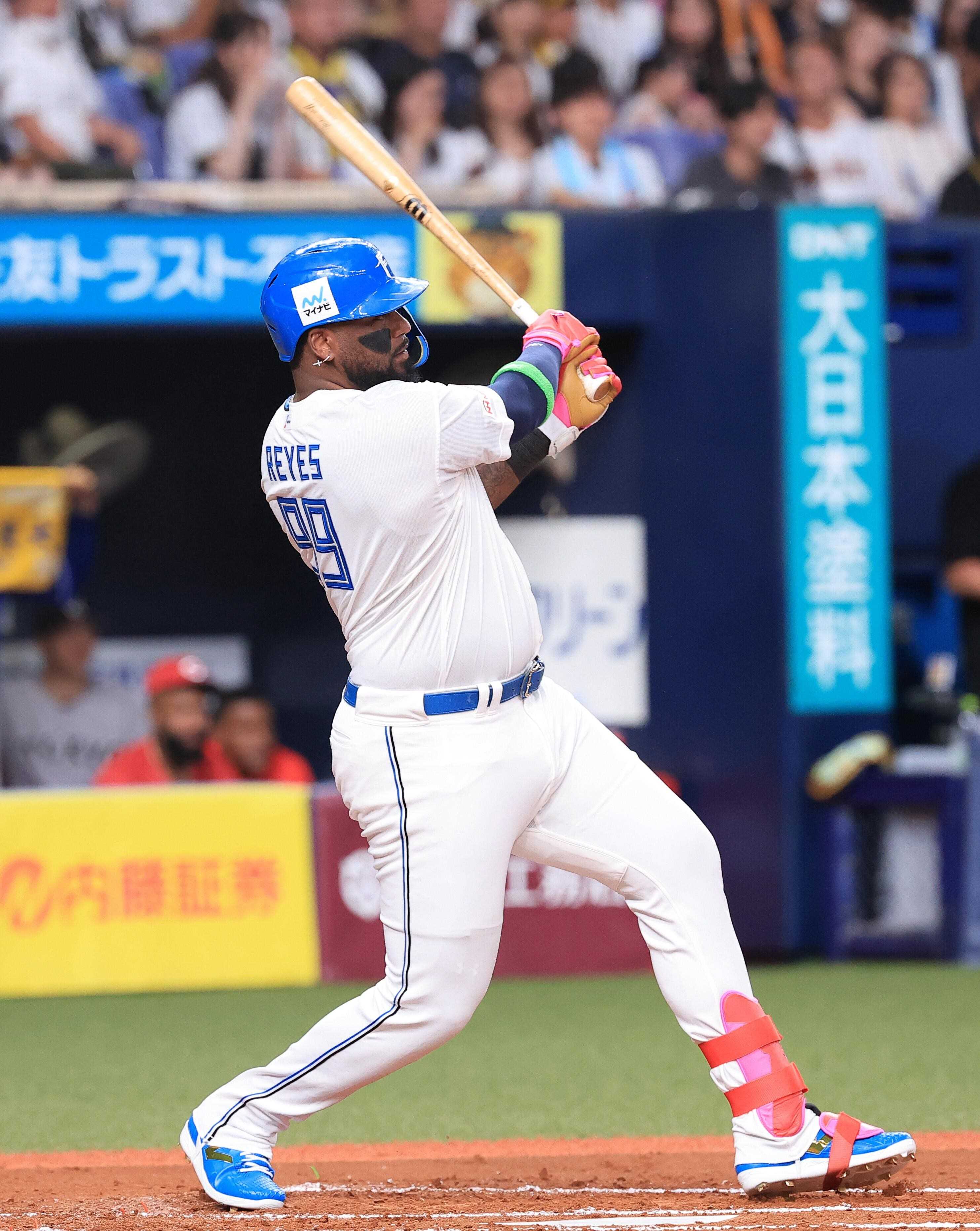 2回にセンター前ヒットを放つレイエス選手(北海道新聞社提供)