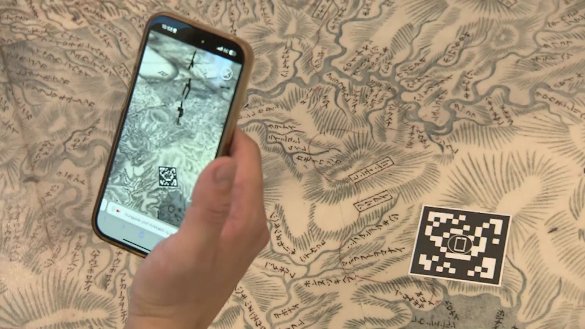 足元のQRコードを読み込む様子