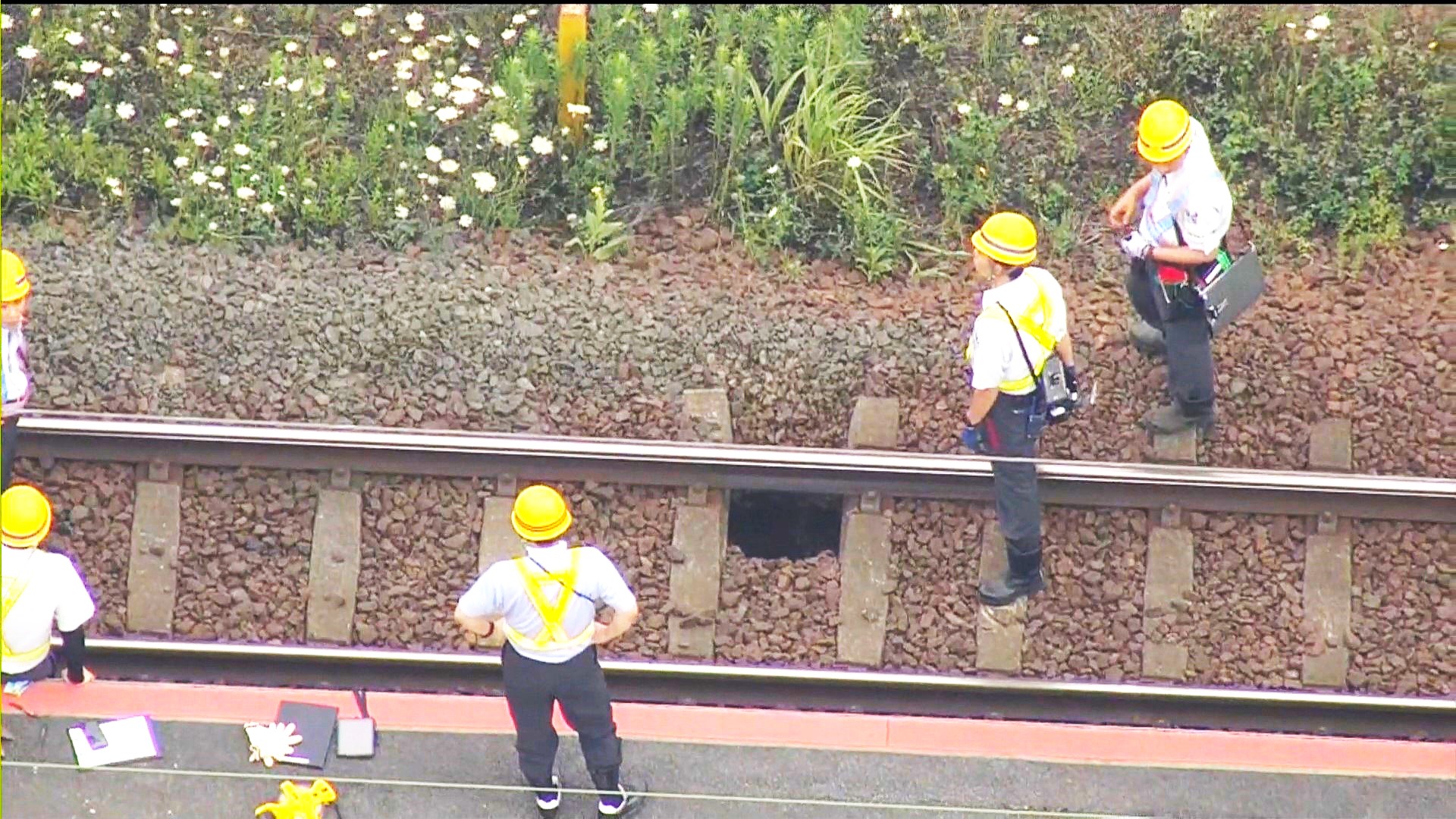 線路に陥没がみつかった現場