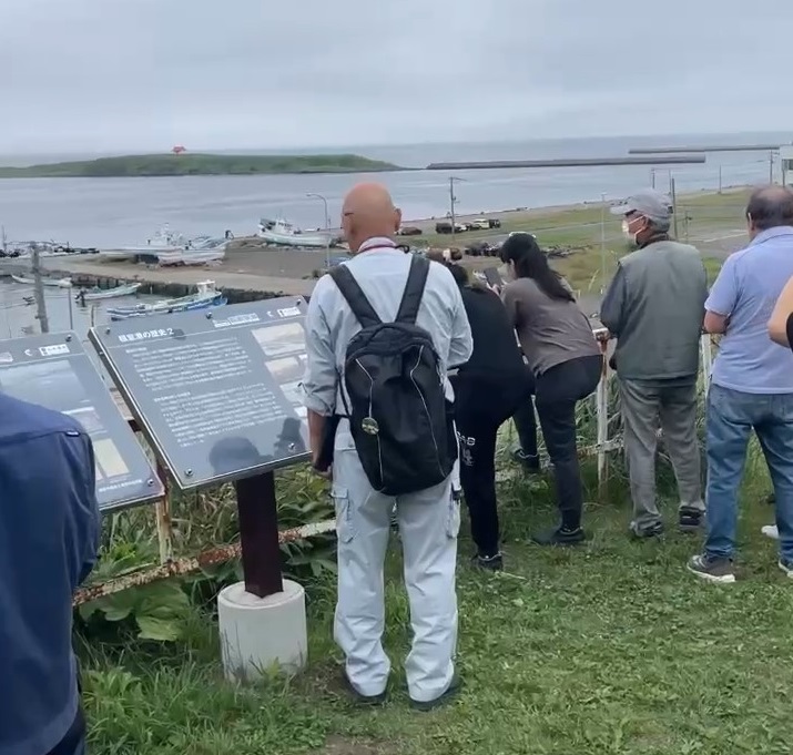高台にある駐車場に避難した住民（根室市）