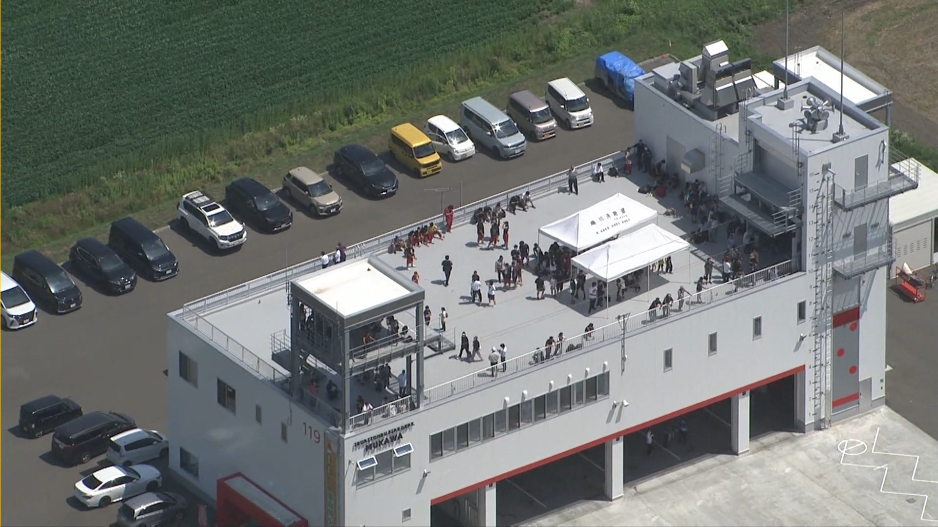 消防庁舎の屋上に避難した住民ら(むかわ町)