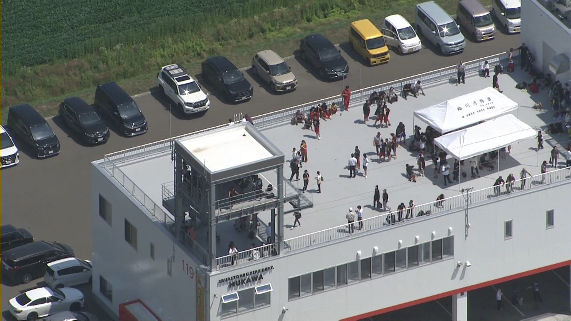 消防庁舎の屋上に避難した住民ら(むかわ町)