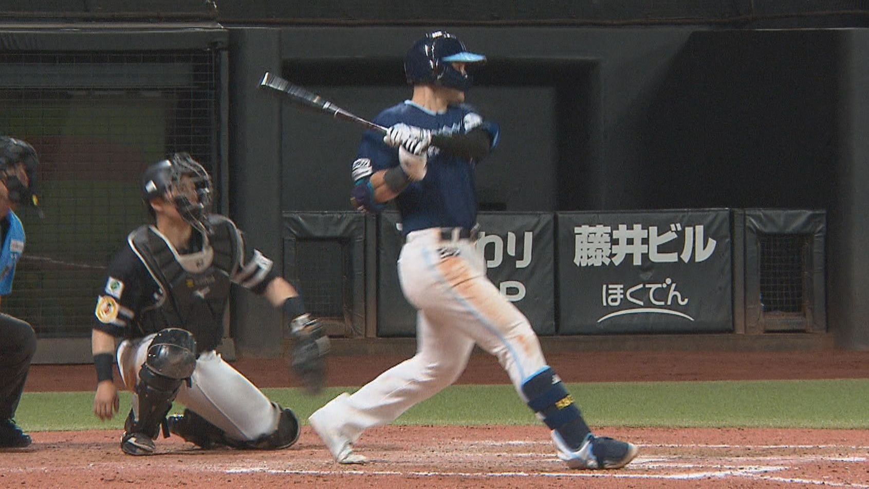 劇的な逆転三塁打を放つ清宮幸太郎選手