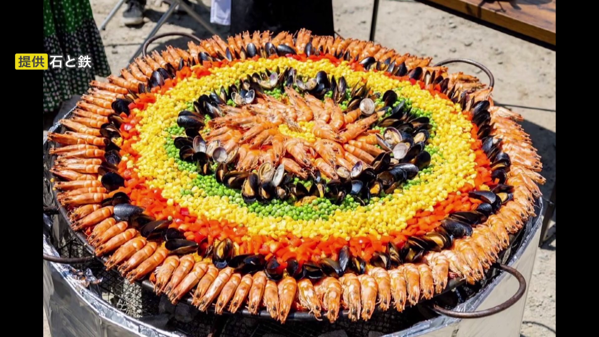 100人パエリア(提供:石と鉄)