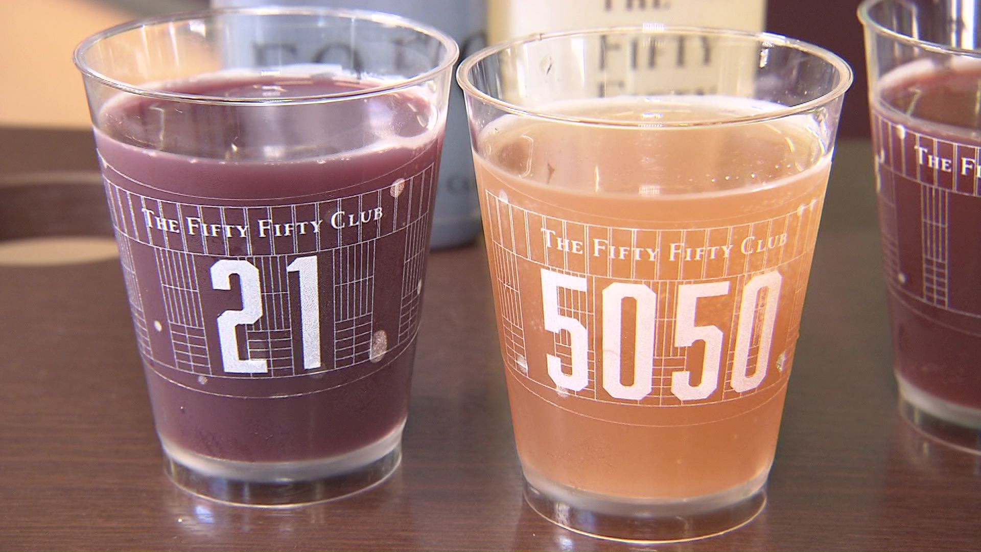 選手の背番号などが入ったナンバー入りカップ