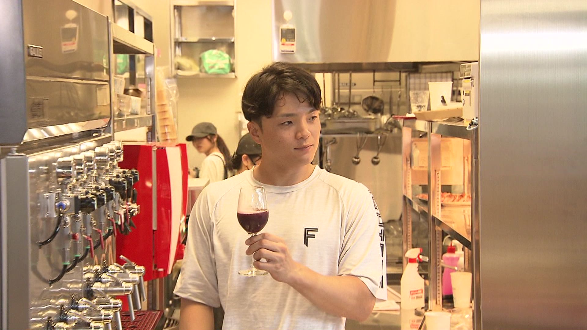 ワイン注ぎにも挑戦した郡司選手