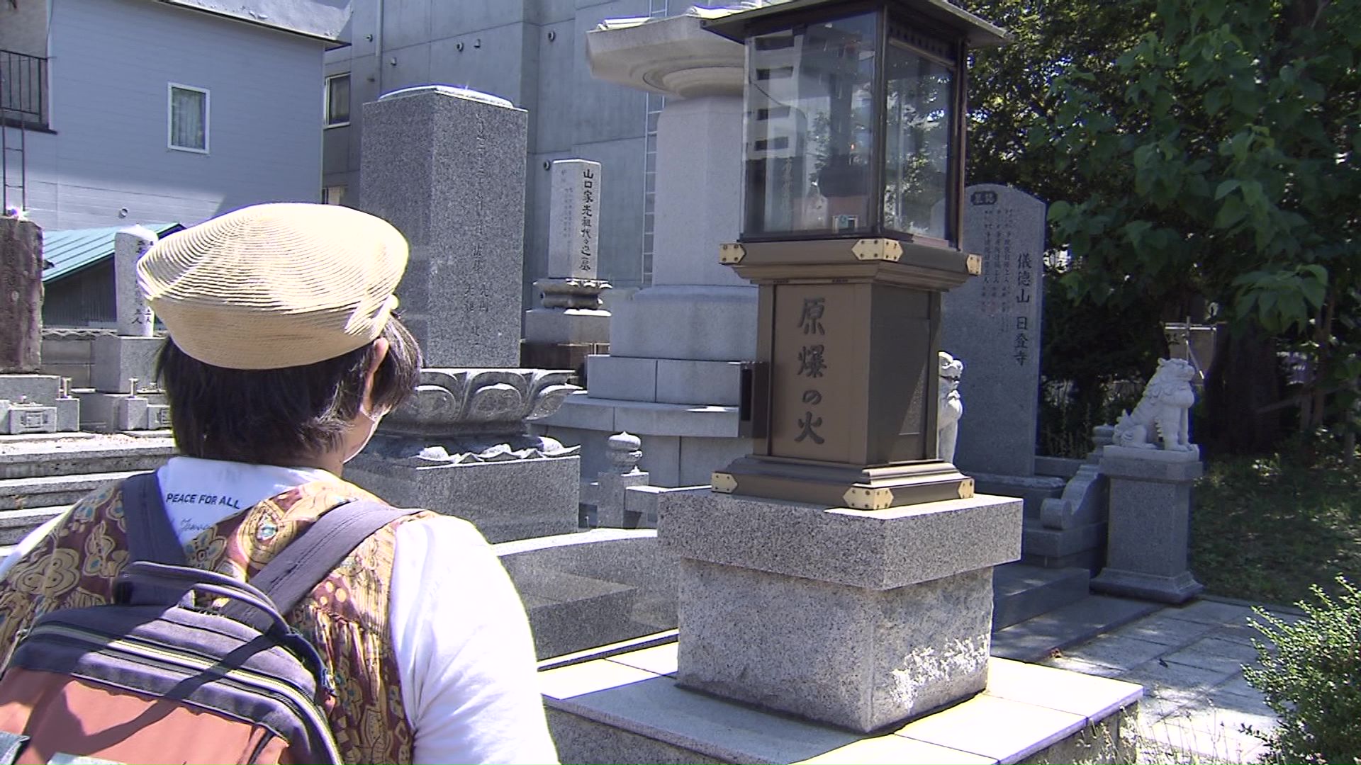 原爆の火を見つめる川去さん