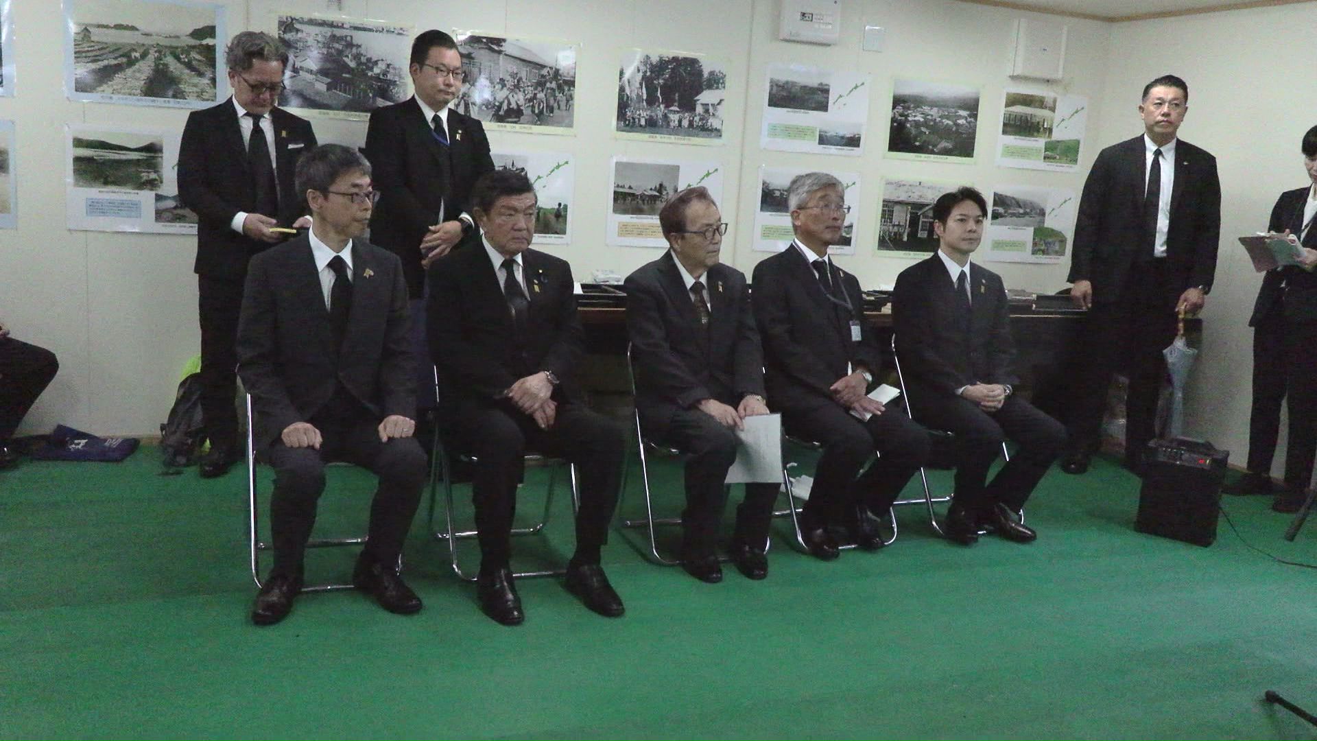 伊東沖縄・北方相と鈴木知事も参加