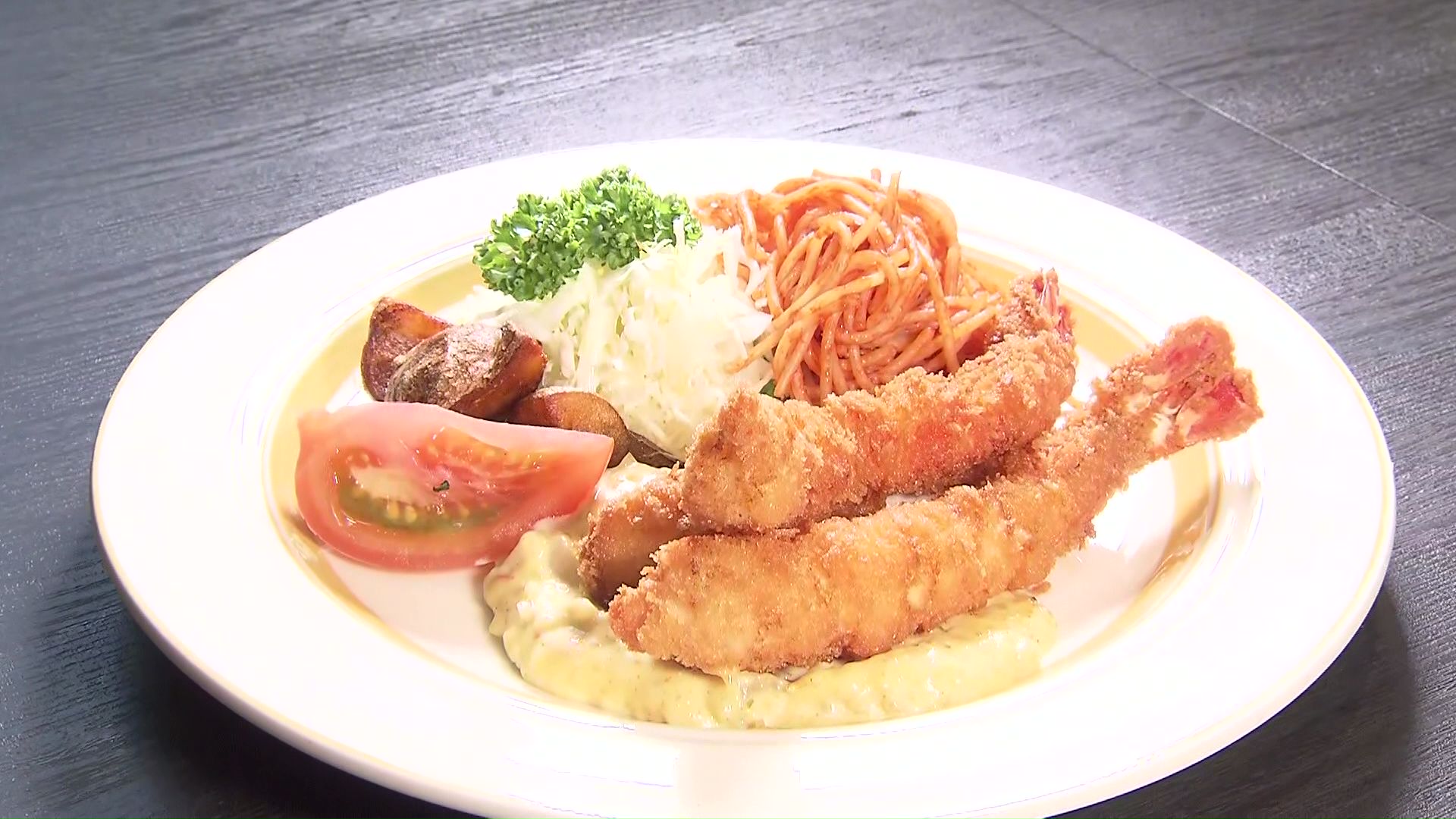 特製タルタルソース付きのエビフライ