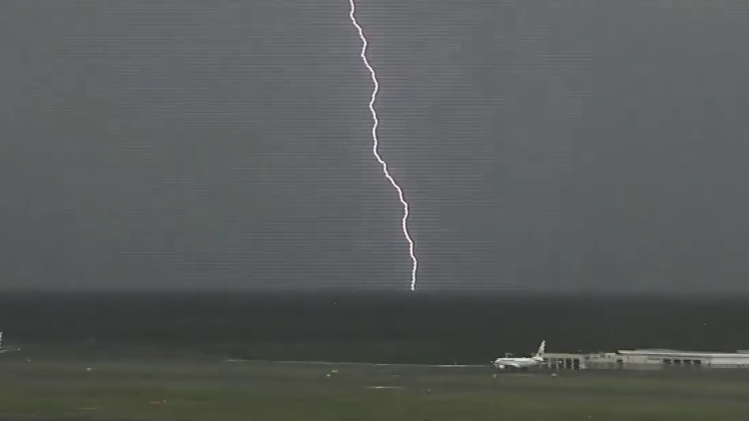 空港周辺で落雷が相次いだ