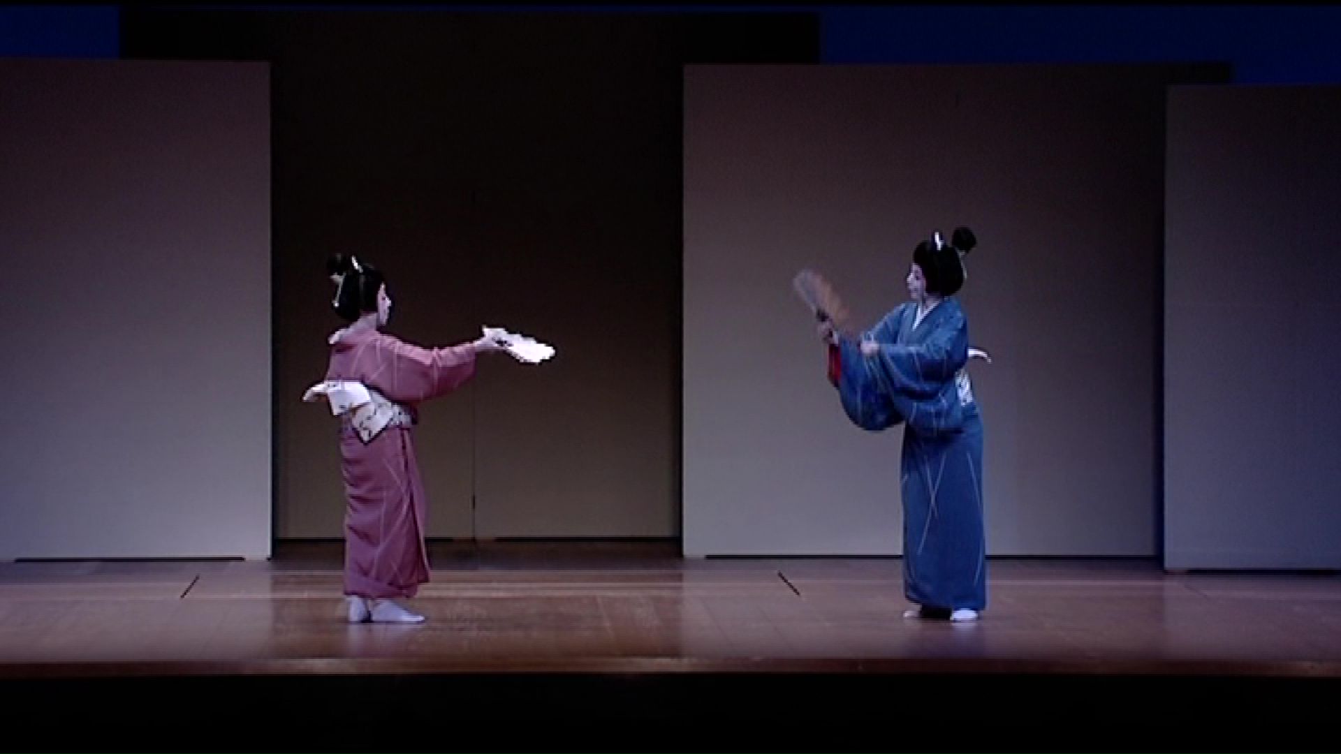 娘と一緒に踊りを披露する明日待子さん（提供：遺族）