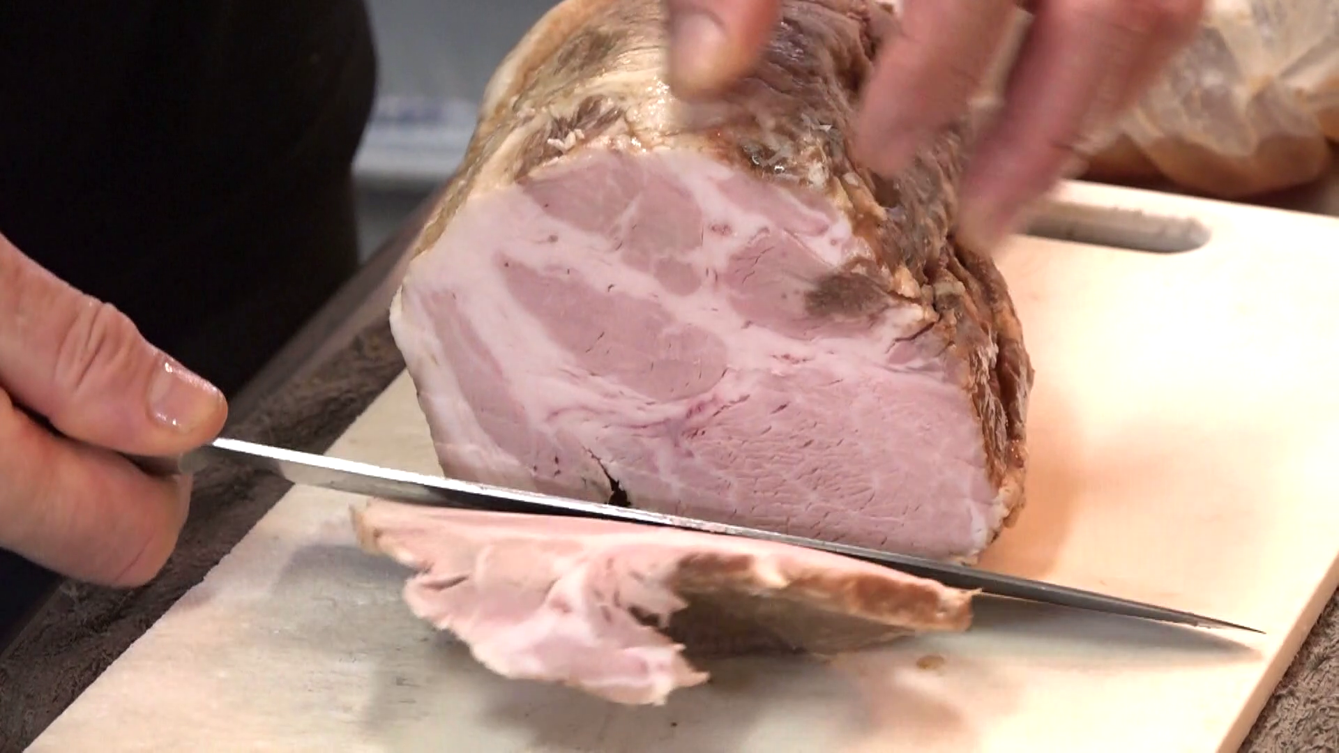 チャーシューはオーダーを受けてからカット