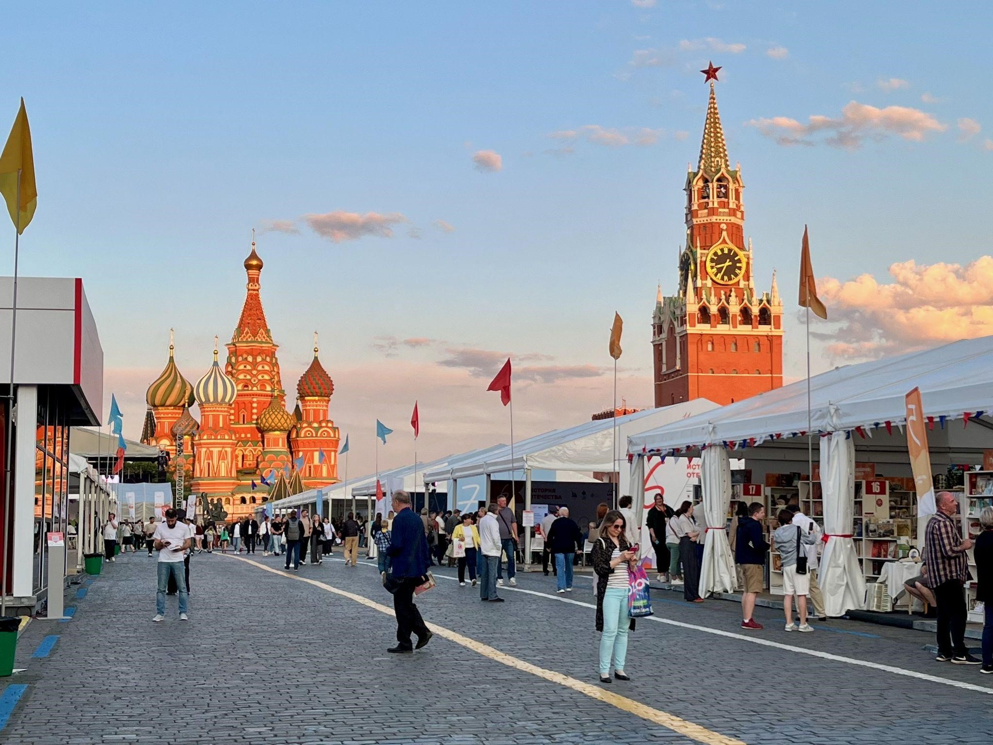 モスクワ中心部の赤の広場。イベントが開かれ、午後8時30分を過ぎてもなお大勢の人でにぎわう（2025年6月）