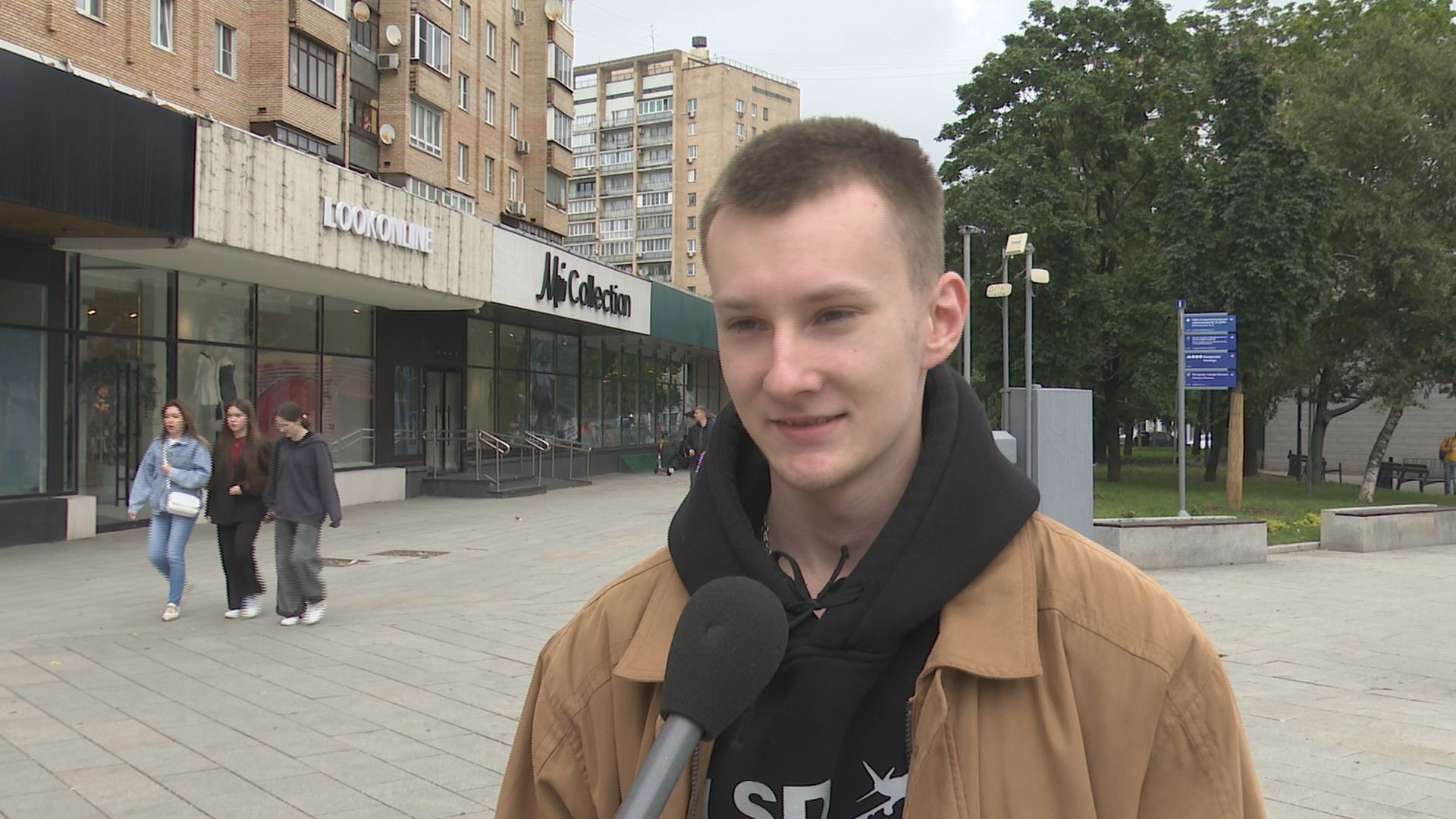 「友人が契約兵として戦地にいるが自分は行くつもりはない」と話す男性