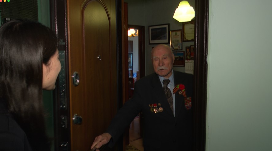 モスクワ市内の自宅で記者を出迎えるトリンコフさん（2025年5月）