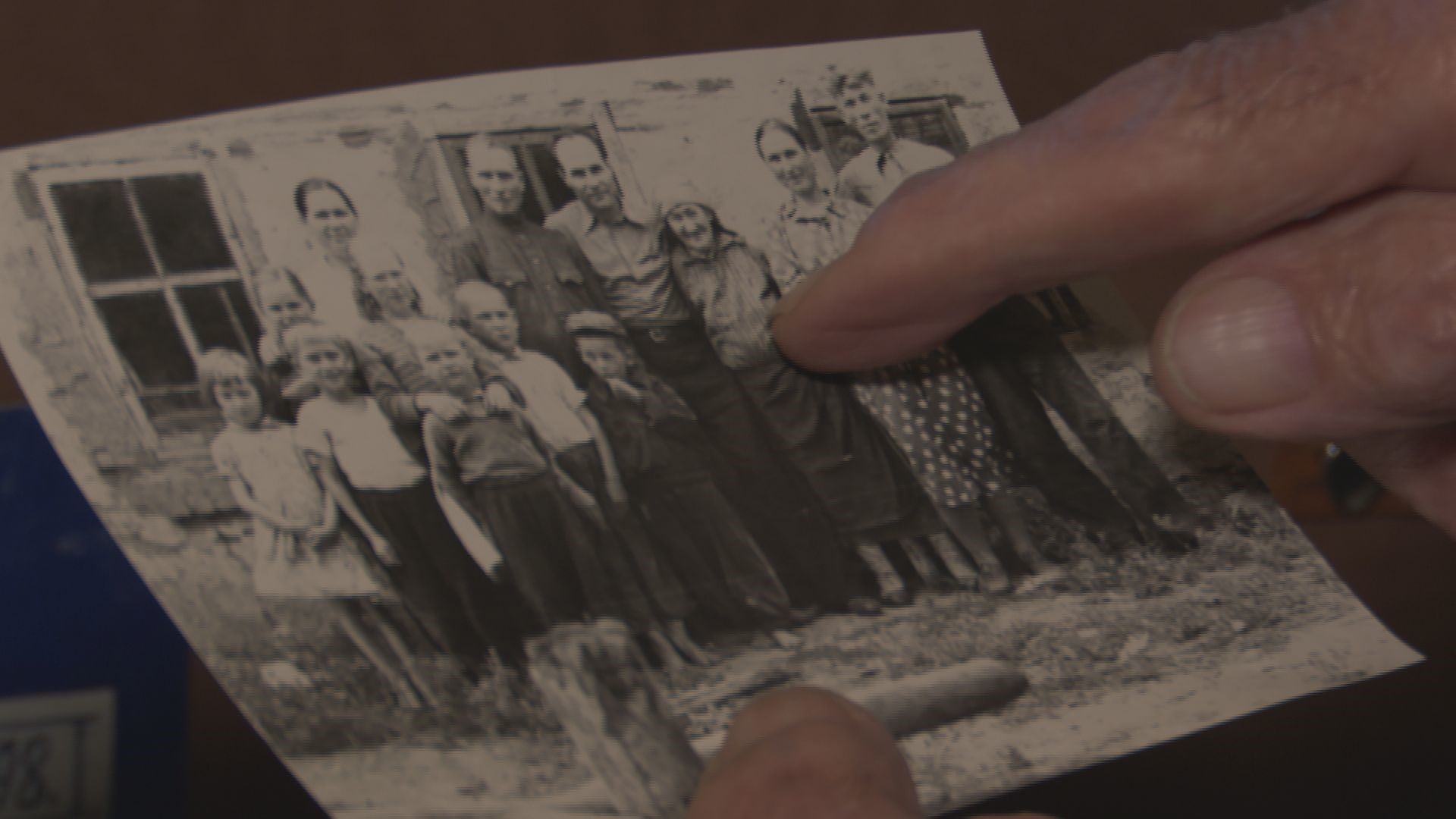 リャザンの実家で撮影した家族写真。トリンコフさん（右から4人目）の両脇で両親がほほえんでいる