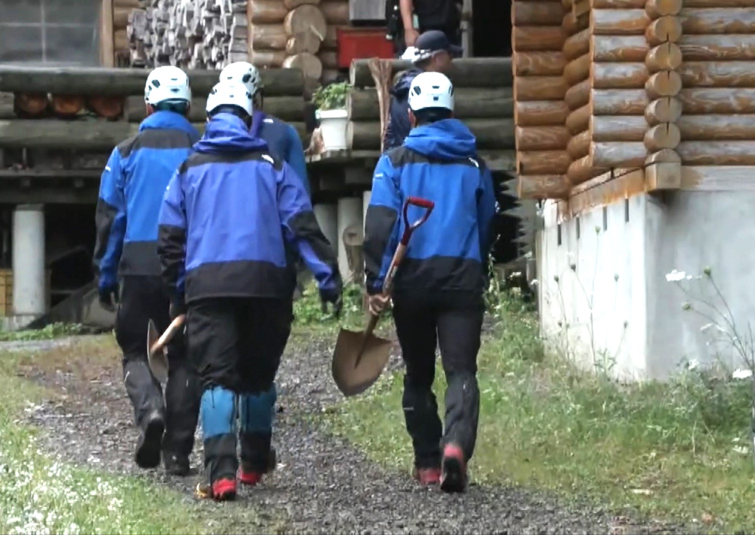 登山道に向かう捜索隊