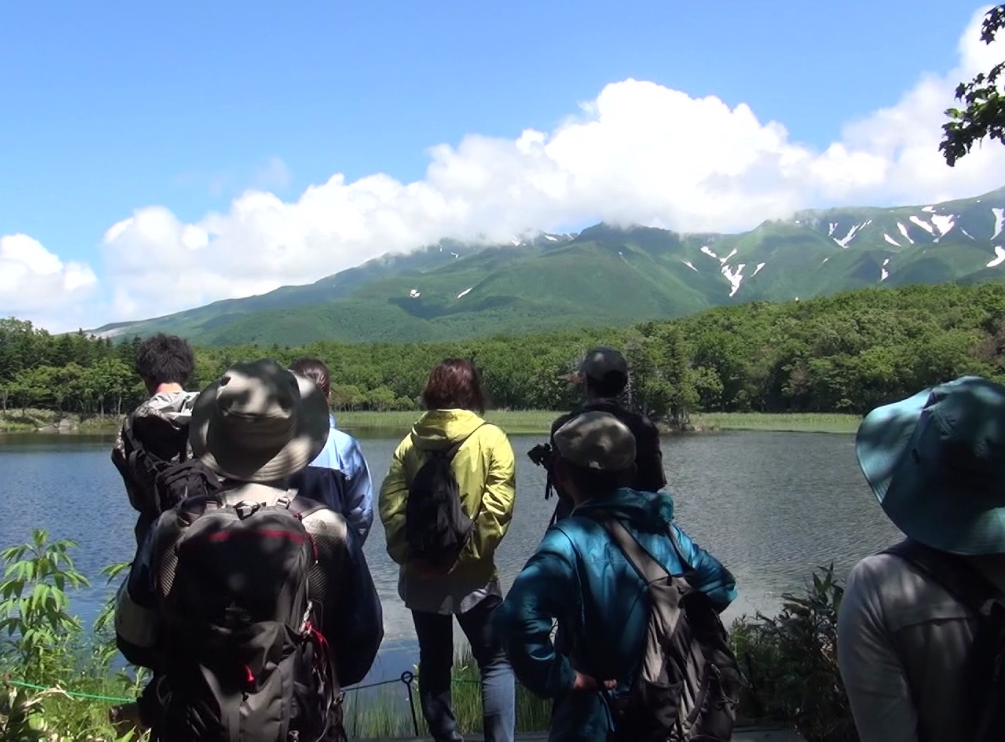 多くの観光客でにぎわう知床半島（資料）