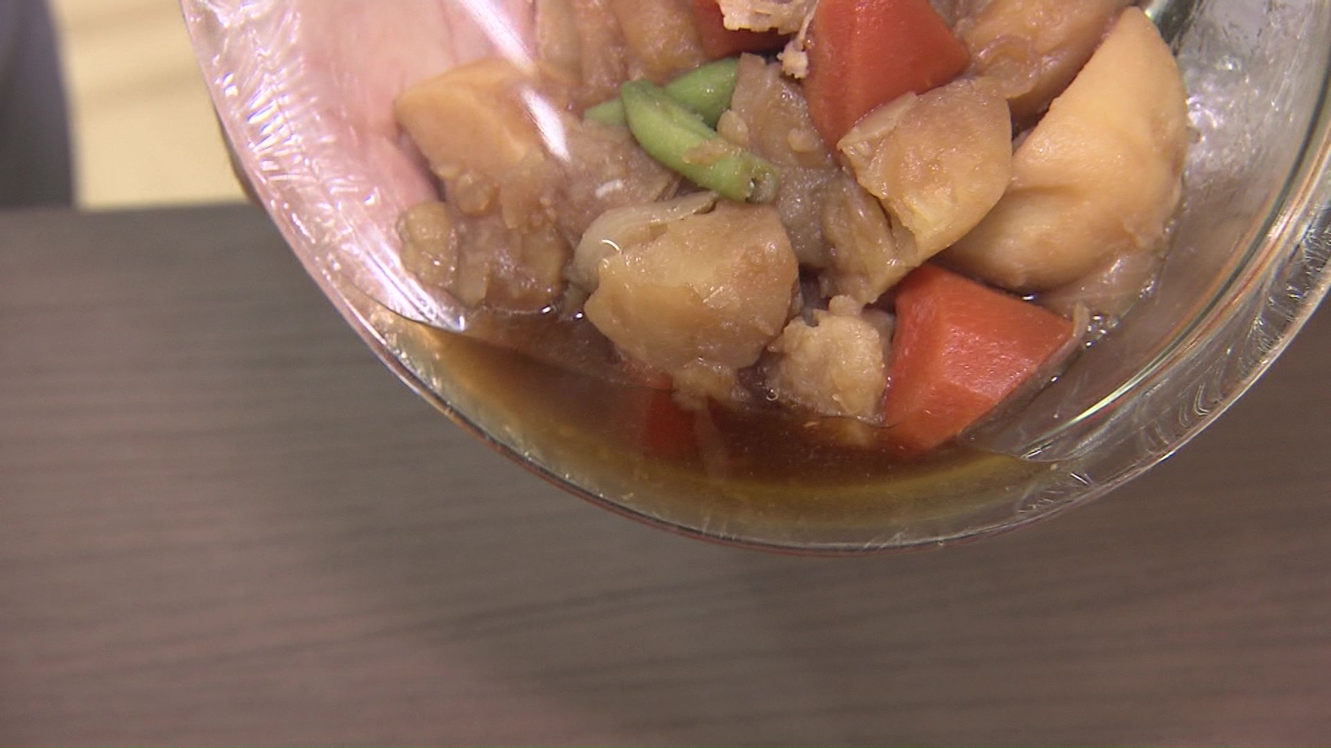 斜めにしても液体がこぼれない