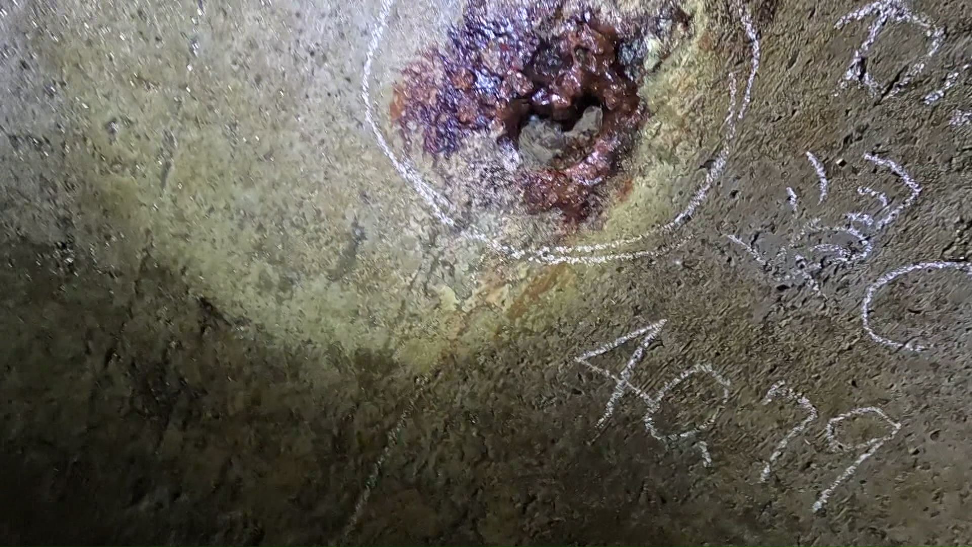 調査ではヒビや地下水の侵入も見られる