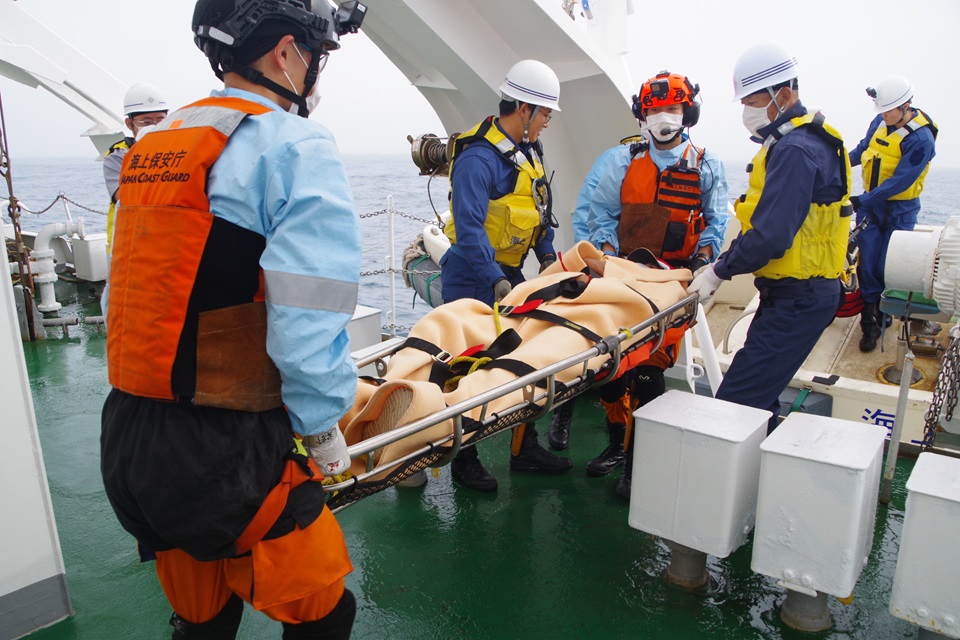 患者収容時の状況(画像はすべて第一管区海上保安本部提供)
