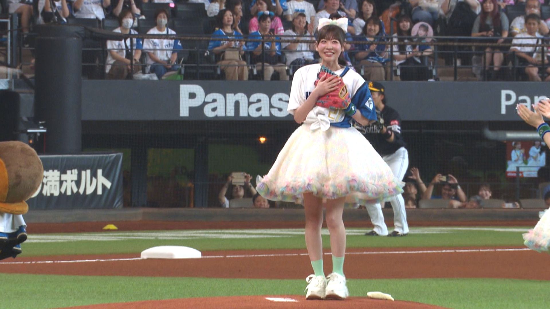 ファーストピッチを務めた「櫻井優衣」。投げる前には丁寧に四方へお辞儀。