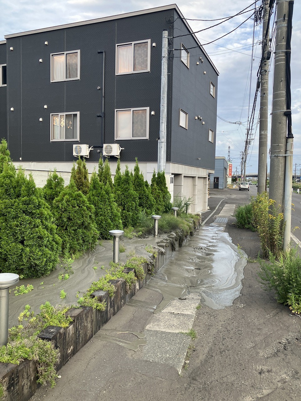 歩道に漏れ出した泥土（提供：鉄道・運輸機構）